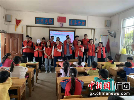 图为志愿者与孩子们合唱《最好的未来》 图为志愿者与孩子们合唱《最好的未来》