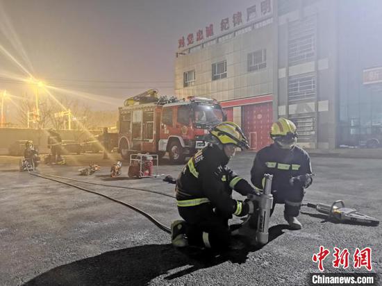 -22℃装备测试:消防服“结冰直立”水炮“喷雾结冰”