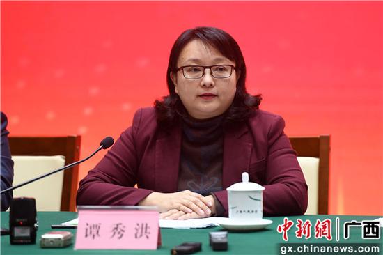 图为自治区商务厅副厅长谭秀洪回答记者提问。 俞靖 摄