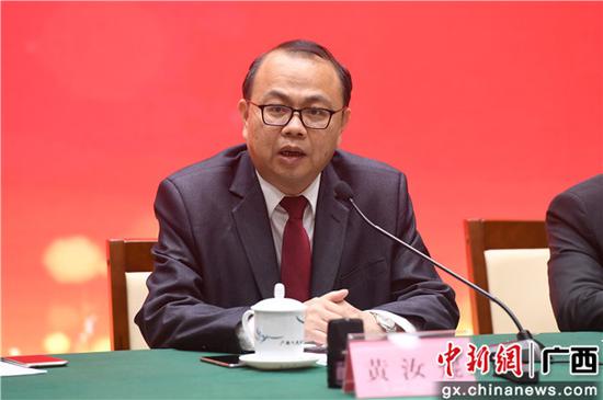 图为自治区发改委副主任黄汝焜回答记者提问。 俞靖 摄
