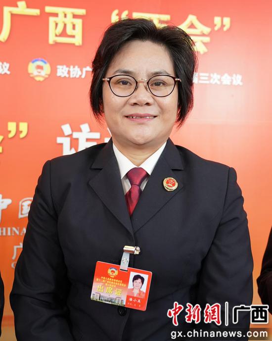 1月14日,广西政协委员、崇左市人民检察院副检察长潘小玉接受中新社专访。陈冠言 摄 1月14日,广西政协委员、崇左市人民检察院副检察长潘小玉接受中新社专访。陈冠言 摄