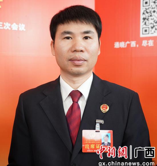 1月14日,广西人大代表、罗城仫佬族自治县人民检察院一级检察官李明朝接受中新社专访。陈冠言 摄 1月14日,广西人大代表、罗城仫佬族自治县人民检察院一级检察官李明朝接受中新社专访。陈冠言 摄