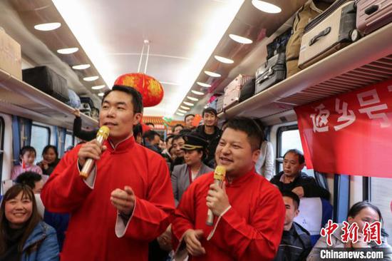 图为工作人员在列车上表演相声节目。 王东铃 摄 图为工作人员在列车上表演相声节目。 王东铃 摄