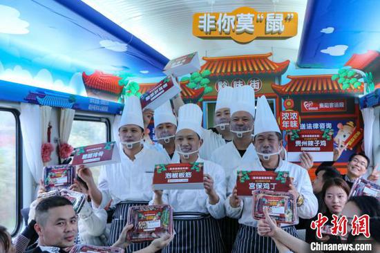 图为送年夜饭厨师手拿菜品合影。 王东铃 摄 图为送年夜饭厨师手拿菜品合影。 王东铃 摄