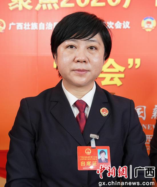 1月14日,广西人大代表、柳州市人民检察院副检察长韦震玲接受中新社专访。陈冠言 摄 1月14日,广西人大代表、柳州市人民检察院副检察长韦震玲接受中新社专访。陈冠言 摄