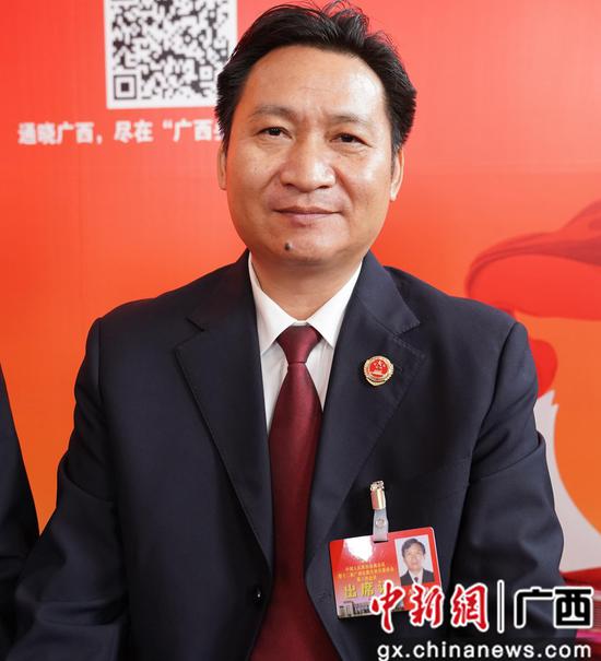 1月14日,广西政协委员、国家检察官学院广西分院副院长周银强接受中新社专访。陈冠言 摄 1月14日,广西政协委员、国家检察官学院广西分院副院长周银强接受中新社专访。陈冠言 摄