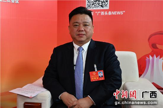 图为广西人大代表、广西贺州市市长林冠接受中新社专访。 中新社记者 杨志雄 摄 图为广西人大代表、广西贺州市市长林冠接受中新社专访。 中新社记者 杨志雄 摄