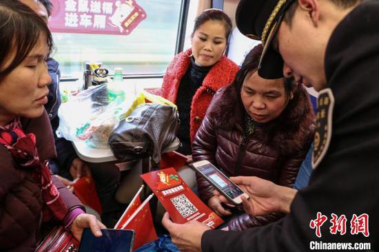 图为乘务员在给务工人员介绍返乡就业求职信息。 王东铃 摄 图为乘务员在给务工人员介绍返乡就业求职信息。 王东铃 摄
