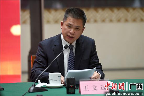 图为钦州保税港区管委会副主任王文远回答记者提问。 俞靖 摄