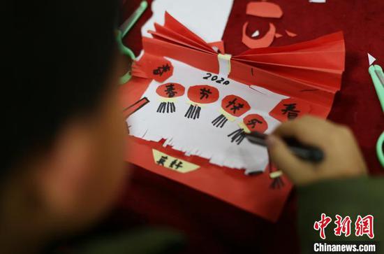 贵州丹寨金钟易地扶贫搬迁安置区“4点半学堂”,一名小孩在学做新年贺卡。 黄晓海 摄 贵州丹寨金钟易地扶贫搬迁安置区“4点半学堂”,一名小孩在学做新年贺卡。 黄晓海 摄