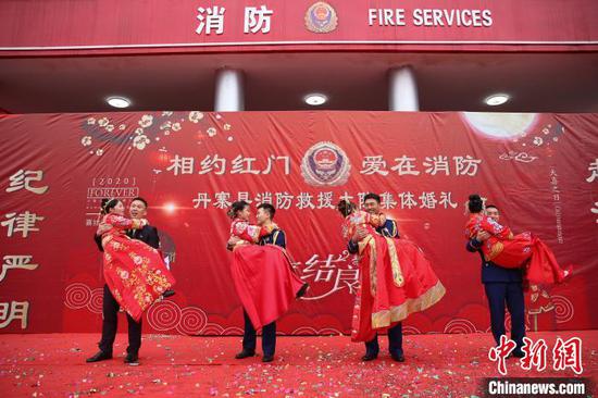 參加集體婚禮的新郎與新娘在儀式上相互祝福。 黃曉海 攝