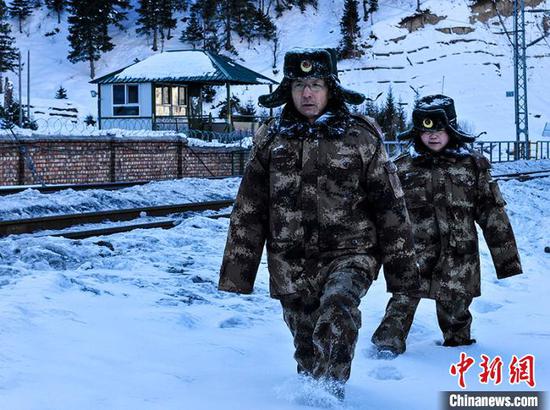 夫妻天山深处坚守八年守护铁路安全