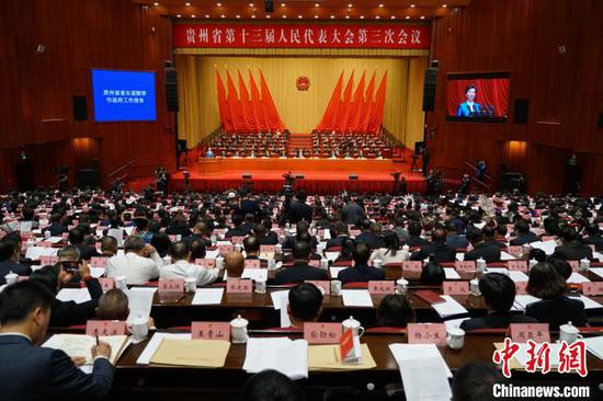 图为贵州省十三届人大三次会议现场。 瞿宏伦 摄 图为贵州省十三届人大三次会议现场。 瞿宏伦 摄