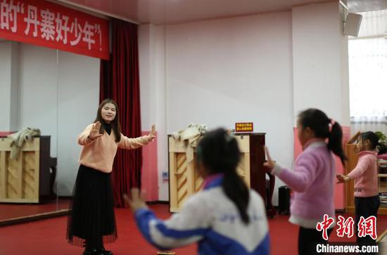 贵州丹寨金钟易地扶贫搬迁安置区“4点半学堂”,志愿者在教孩子们学舞蹈。 黄晓海 摄 贵州丹寨金钟易地扶贫搬迁安置区“4点半学堂”,志愿者在教孩子们学舞蹈。 黄晓海 摄