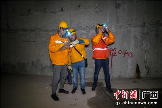 铁路职工对重点检查部位进行拍照,留下影像资料存档。伍光钦 摄 铁路职工对重点检查部位进行拍照,留下影像资料存档。伍光钦 摄