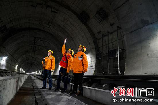 铁路职工正在对隧道进行检查。 伍汉 摄 铁路职工正在对隧道进行检查。 伍汉 摄
