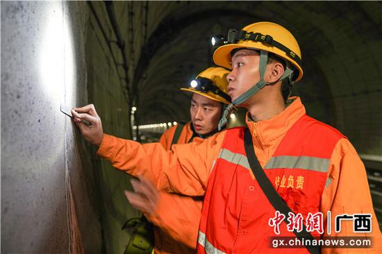 铁路职工正在用小钢尺测量施工缝宽度。伍汉 摄 铁路职工正在用小钢尺测量施工缝宽度。伍汉 摄