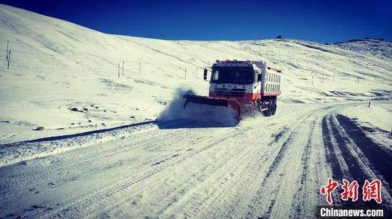 新疆巴州多个县迎降雪 公路人昼夜奋战在一线