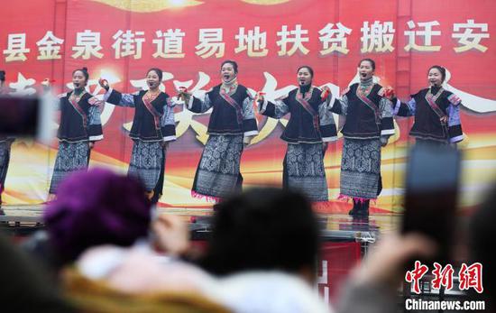 文工团演员在表演自编的快板节目。 黄晓海 摄 文工团演员在表演自编的快板节目。 黄晓海 摄