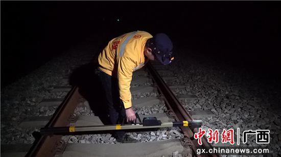 玉林工务段职工在南广高铁线上进行轨道精测作业。谭育俊 摄