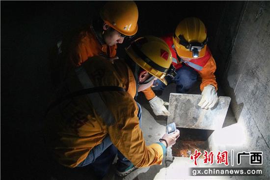 铁路职工检查隧道排水设备的排水情况。伍汉 摄 铁路职工检查隧道排水设备的排水情况。伍汉 摄