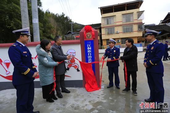 乡镇专职消防队揭牌。 乡镇专职消防队揭牌。