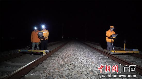 玉林工务段职工在南广高铁线上进行轨道精测作业。谭育俊 摄