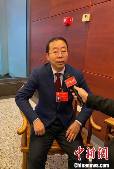 貴州省政協委員、貴州省早教協會會長石宇波接受記者采訪。 周嫻 攝 貴州省政協委員、貴州省早教協會會長石宇波接受記者采訪。 周嫻 攝