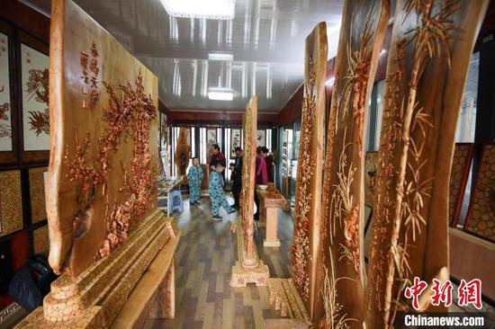 图为根书画根作品。 周训超 摄 图为根书画根作品。 周训超 摄