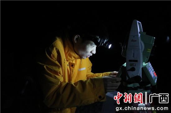 玉林工务段职工在南广高铁线上进行轨道精测作业。谭育俊 摄 玉林工务段职工在南广高铁线上进行轨道精测作业。谭育俊 摄