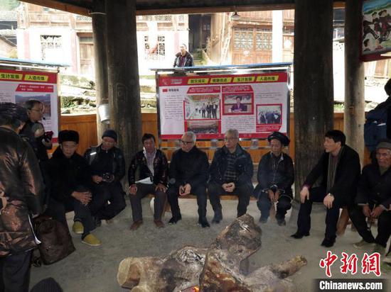 图为澳门红十字会中央委员会主席黄如楷(右五)等在贵州从江县弄吾村与村民亲切交流。(资料图片) 龙土有 摄 图为澳门红十字会中央委员会主席黄如楷(右五)等在贵州从江县弄吾村与村民亲切交流。(资料图片) 龙土有 摄