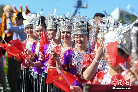 当地时间1月17日,阿联酋贵州商会代表身着苗族服饰亮相街头。当日,迪拜举行2020“欢乐春节”大巡游,迎接即将到来的中国农历新年。 杨华峰 摄 当地时间1月17日,阿联酋贵州商会代表身着苗族服饰亮相街头。当日,迪拜举行2020“欢乐春节”大巡游,迎接即将到来的中国农历新年。 杨华峰 摄