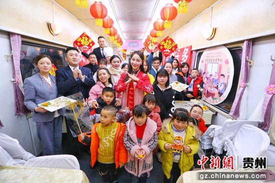 在贵阳开往广州k842次列车上,举行了开展“包饺子”“做面食”等活动 在贵阳开往广州k842次列车上,举行了开展“包饺子”“做面食”等活动