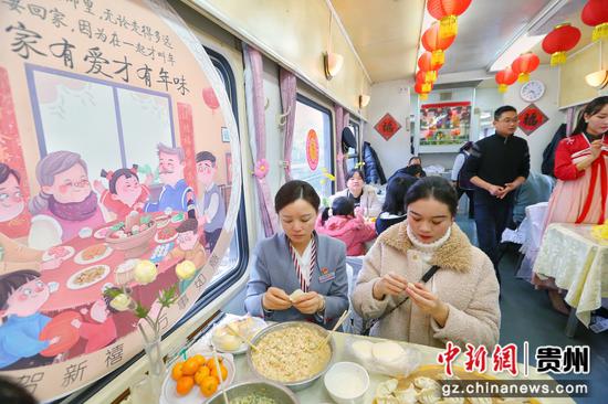 图为列车工作人员与旅客合影。 贵阳客运段供图 图为列车工作人员与旅客合影。 贵阳客运段供图