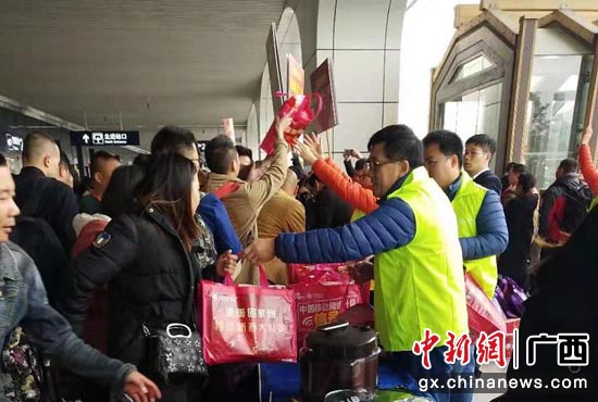 1月16日广西移动志愿者在南宁东站免费发放返乡大礼包