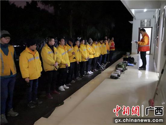 探伤作业人员班前点名布置工作。 覃景龙 摄 探伤作业人员班前点名布置工作。 覃景龙 摄