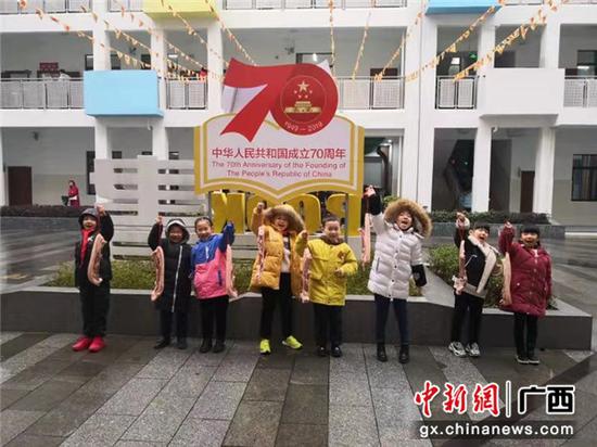 图为桂林市芦笛小学一年级一班期末获奖2斤猪肉的同学。 以琴 摄