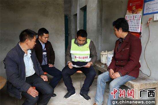 融水鎮云際村第一書記莫宇亮(右二)與村干部在莫振華(左一)、莫振初(右一)家中走訪 。 融水鎮云際村第一書記莫宇亮(右二)與村干部在莫振華(左一)、莫振初(右一)家中走訪 。