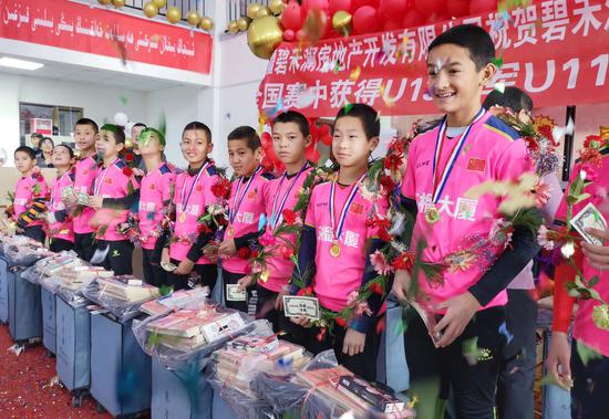 库尔勒市爱心企业捐助10万元助力青少年足球