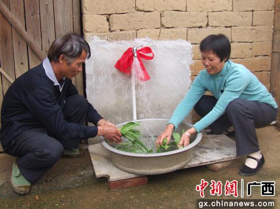村民在洗菜。 村民在洗菜。