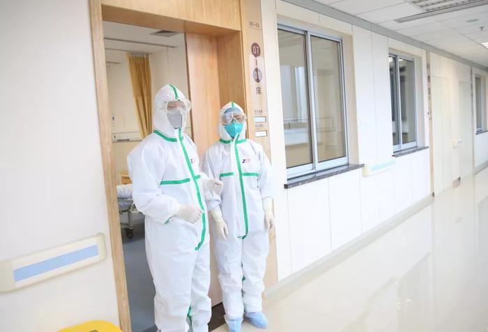 "在浙江省绍兴文理学院附属医院隔离病房,该院呼吸内科副主任医师徐亮