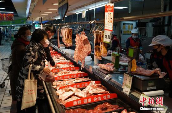 2月1日,贵州省贵阳市的市民在超市选购肉品,物资供应充足。 中新社记者 侯宇 摄 2月1日,贵州省贵阳市的市民在超市选购肉品,物资供应充足。 中新社记者 侯宇 摄