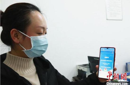 资料图。医护志愿者通过远程视频与居家隔离人员联系。 资料图。医护志愿者通过远程视频与居家隔离人员联系。