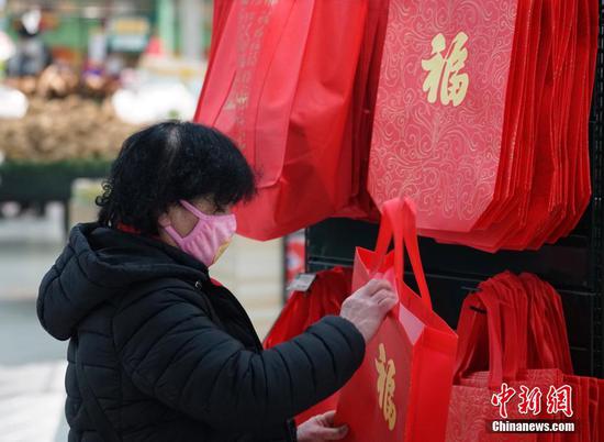 2月1日,贵州省贵阳市的市民在超市选购新年商品。中新社记者 侯宇 摄 2月1日,贵州省贵阳市的市民在超市选购新年商品。中新社记者 侯宇 摄