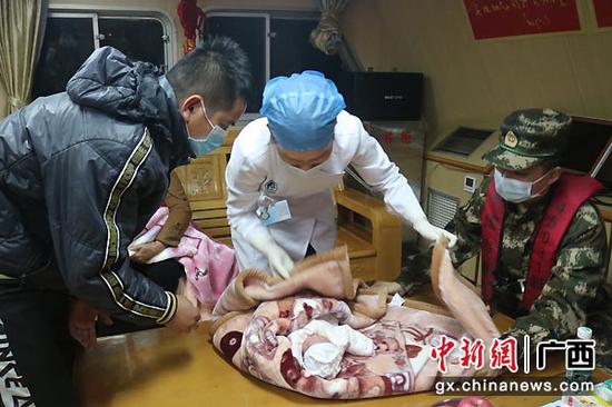 图为海警和医务人员悉心照料幼儿。刘寒丰 摄 图为海警和医务人员悉心照料幼儿。刘寒丰 摄