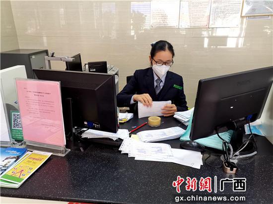 邮储银行对公柜员在办理资金划拨业务 邮储银行对公柜员在办理资金划拨业务
