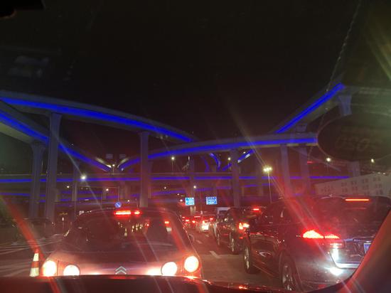 退也不能退"的一条龙式堵车,今年的春节期间,高速公路上鲜少看到车辆