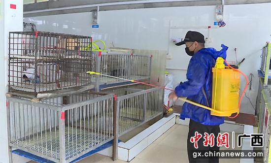 图为工作人员对市场进行消毒。张玉 摄 图为工作人员对市场进行消毒。张玉 摄