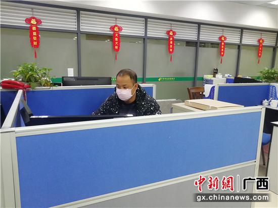 图为工作人员坚守岗位,为客户提供融资服务。 图为工作人员坚守岗位,为客户提供融资服务。