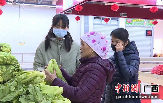 图为市民在市场采购。张玉 摄 图为市民在市场采购。张玉 摄